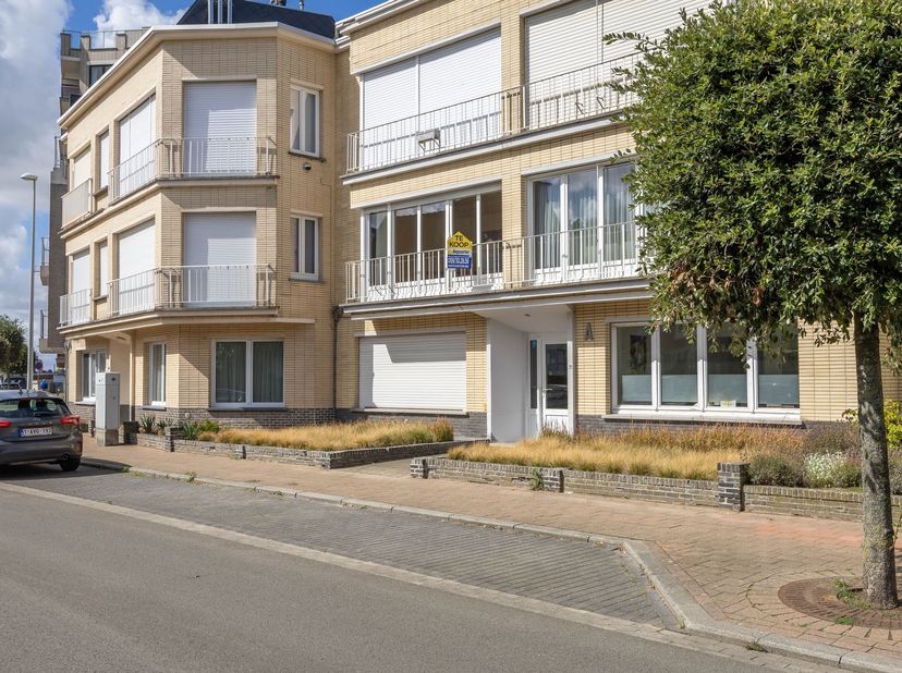 Appartement de deux chambres à rénover à Westende. Situé au premier étage, il dispose d'un séjour spacieux et lumineux offrant une vue dégagée sur la