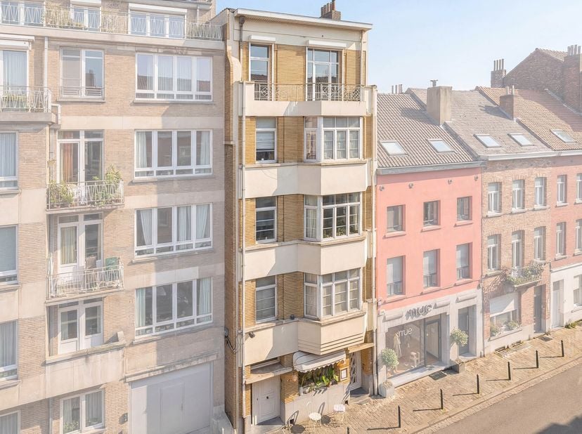 Maxime Real Estate stelt u deze duplex met 1 slaapkamer en polyvalente ruimte onder de mezzanine voor.<br />
Gelegen in hartje van Brussel, tussen het