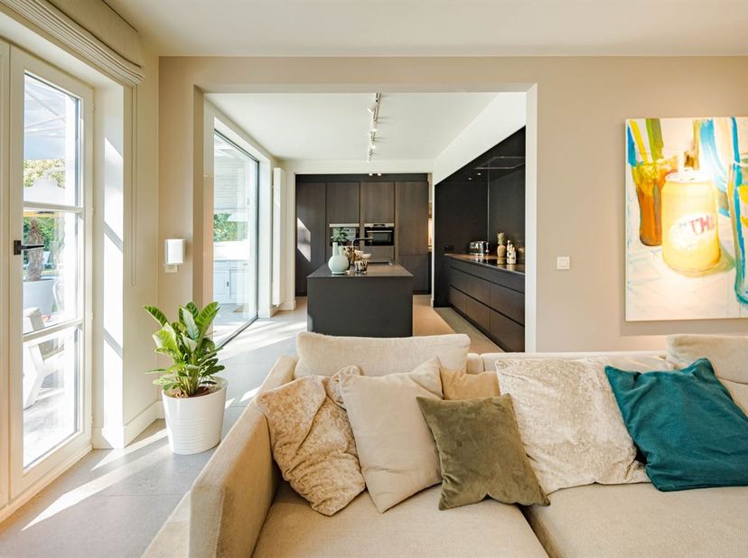 In het gegeerde Kapellenbos, met natuurgebied De Uitlegger letterlijk aan de overzijde van de straat, bevindt zich deze stijlvolle villa op een uitzon