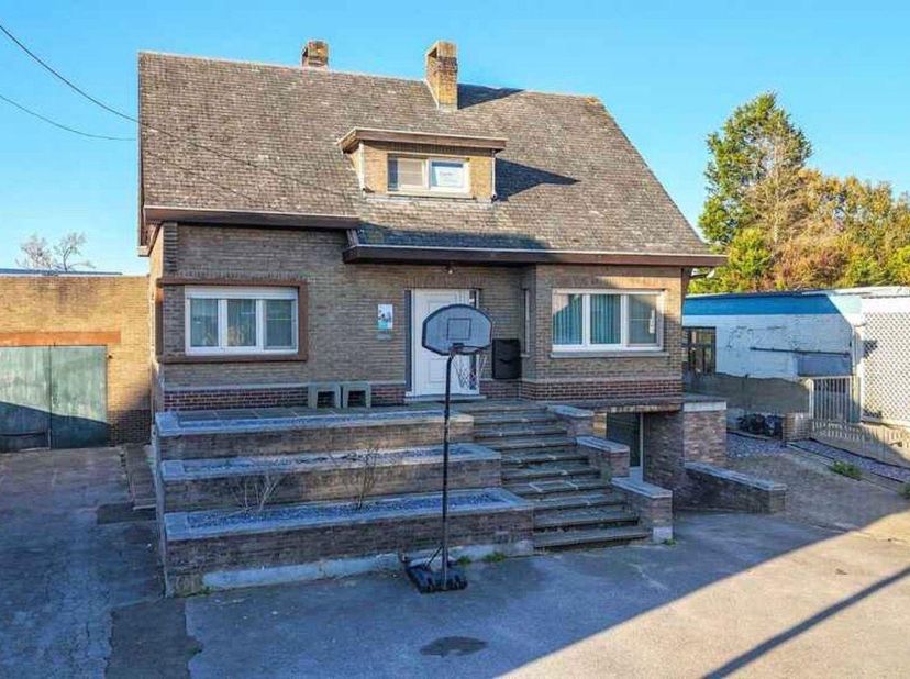 <br />
Bent u op zoek naar een ruime woning met tal van mogelijkheden? Dan is deze vrijstaande woning, uitstekend gelegen in het centrum van Beverlo,