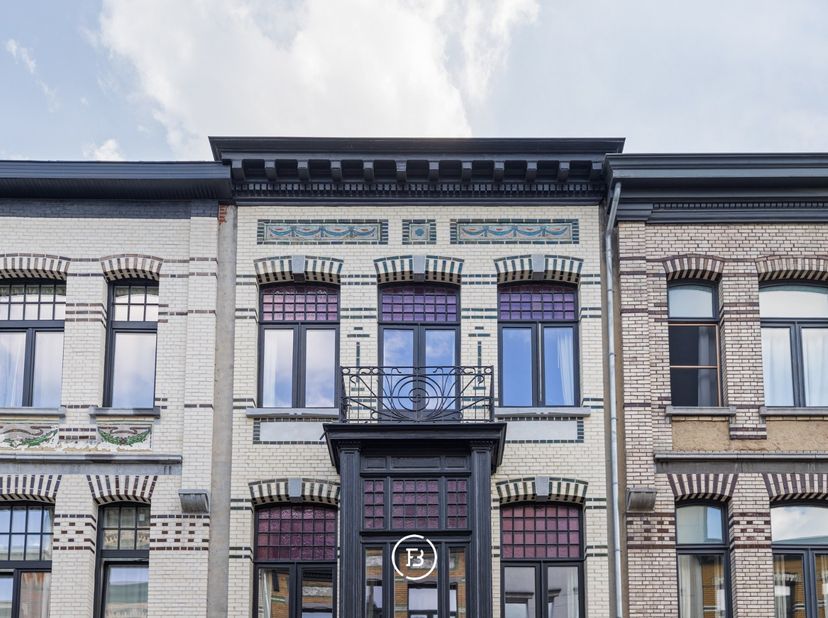 Dit statige eclectische herenhuis uit 1910 combineert een uitgesproken architecturale uitstraling met hedendaags wooncomfort. De karaktervolle voorgev