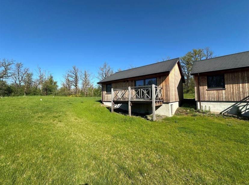 OPTIE!! MCA Immobilier biedt u dit prachtige chalet aan in het domein "Le Bochetay" in Heure, op slechts 10 minuten van Durbuy. Het domein is ideaal g