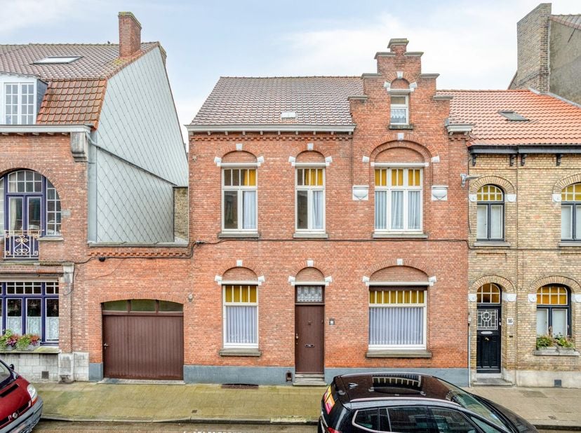 Op een gegeerde locatie, op wandelafstand van de historische binnenstad van Brugge, bevindt zich deze karaktervolle woning op een totale perceelopperv