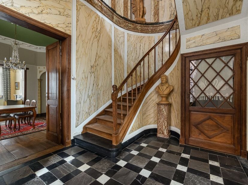 UNIEK HISTORISCH HERENHUIS MET HANDELSRUIMTE, 6 SLAAPKAMERS, TUIN EN GARAGEBOUW IN HARTJE BORGLOON.<br />
<br />
Droomt u ervan eigenaar te worden van