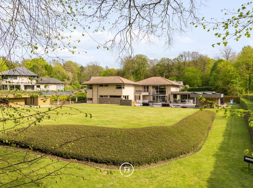Ontdek deze hoogwaardige villa in het prestigieuze Bois de Strihoux, ideaal gelegen nabij belangrijke invalswegen en de golf van Enghien.<br />
Gelege