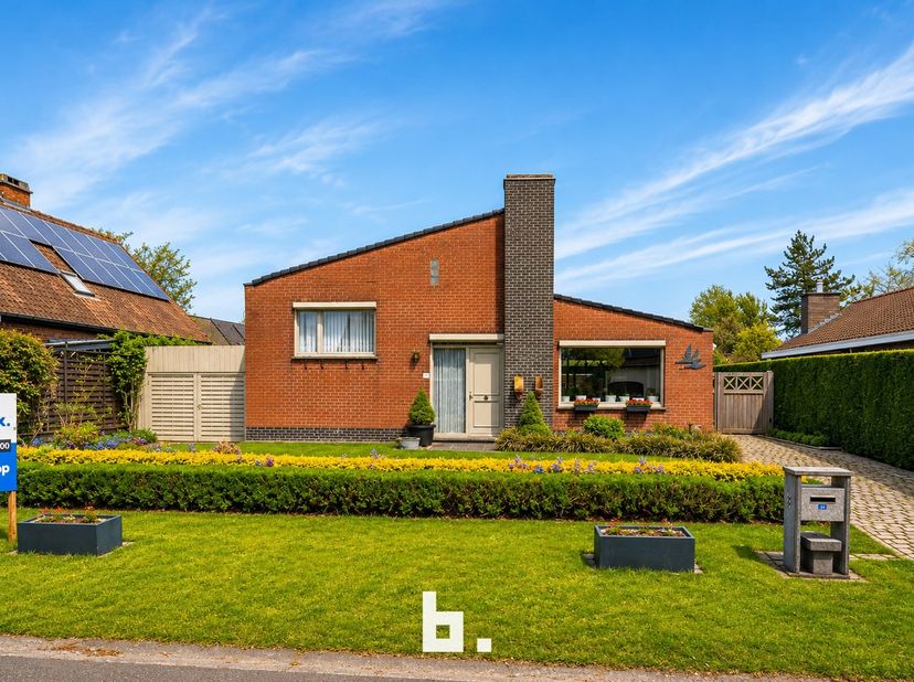 Bezoekdag 15 aug op afspraak!<br />
<br />
Deze volledig te renoveren woning met karakter gelegen in een rustige villawijk in Waregem heeft veel mogel