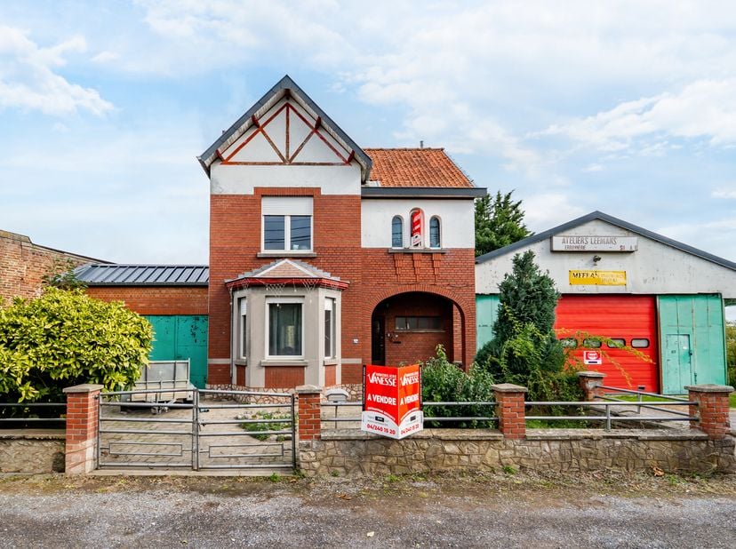 Idéalement située sur un axe principal, ensemble immobilier composé d'une maison à rénover et d'un entrepôt ! <br />
La maison se compose comme suit :