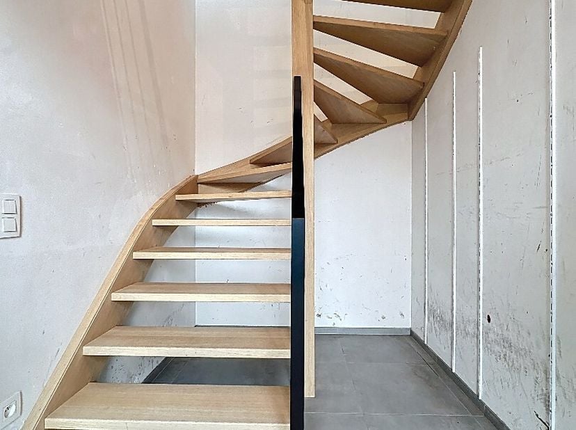 Dit uitzonderlijk ruim dakappartement van maar liefst 250 m² geniet van een uiterst centrale ligging in het hart van Koekelare en combineert comfort,