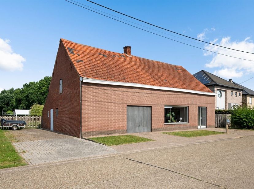 Locatie: <br />
Deze te renoveren hoeve is gelegen in een rustige straat nabij het centrum van Vlimmeren (Beerse). De woning heeft van een landelijke