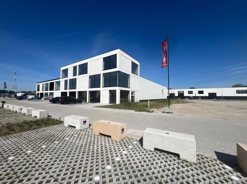 Magazijn 1.000m² met kantoor/showroom van 727m² te Schoten.<br />
Strategische ligging in de noordrand van Antwerpen, op een steenworp van de op- en a