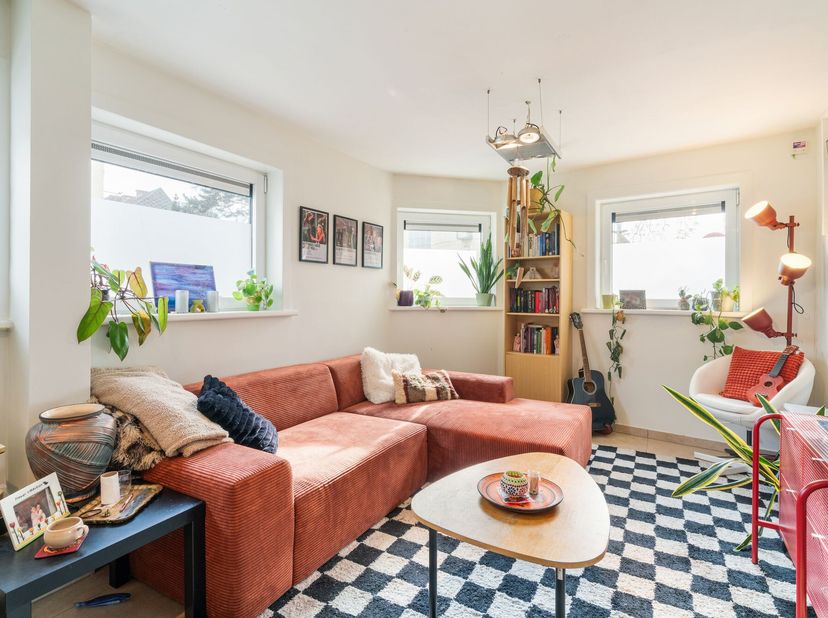 Cet appartement au rez-de-chaussée est situé dans la Maïsstraat à Gand, un endroit calme et facilement accessible depuis le centre-ville. Dans les env