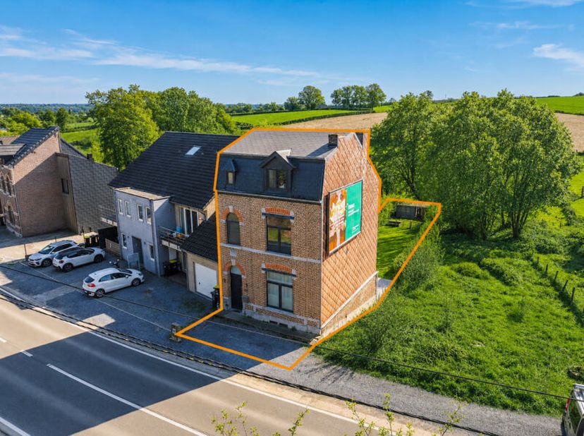 Charmante et vaste maison semi-mitoyenne aménagée avec goût (+/- 205 m² daprès PEB) 3 chambres, bureau, terrasses et beau jardin, bien située à Haccou