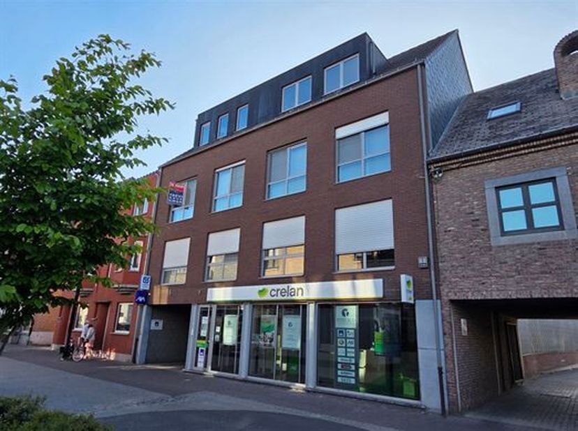 LUMINEUZE EN UITSTEKEND ONDERHOUDEN PENTHOUSE 96M² MET 2 SLAAPKAMERS EN GROOT WEST-GEORIËNTEERD TERRAS 42M².<br />
 3de verdieping met lift (rechtstre