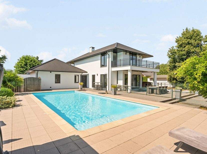 Californisch geïnspireerde villa met zwembad.<br />
<br />
Deze karaktervolle villa uit 1997 is gelegen op een royaal perceel van 2.481 m² en ondersch