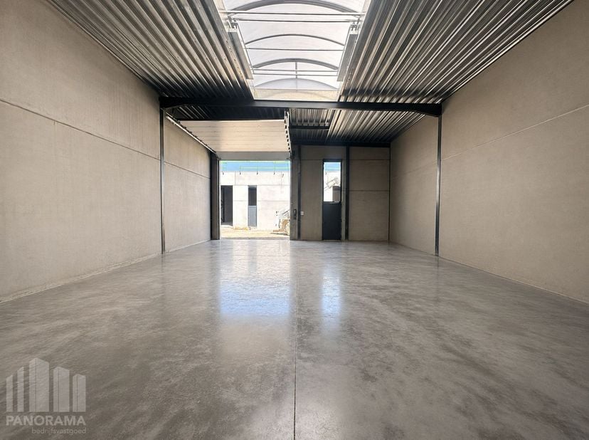 Kwaliteitsvolle nieuwbouw KMO-unit met een oppervlakte van 150 m². De unit maakt deel uit van een nieuw KMO-project "Saros-park" bestaande uit 25 KMO-