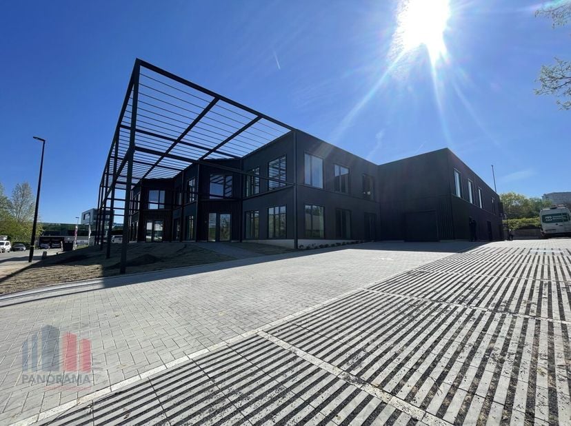 Bureau lumineux et de qualité de 440 m² avec 137 m² d'espace de stockage à louer dans un excellent emplacement près de la R0 à Wemmel. Cet espace de b