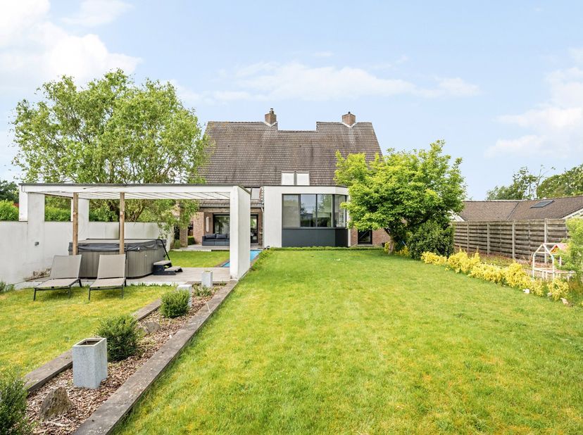 Gelegen in het charmante en groene Tongerlo (Westerlo), geniet deze villa van een rustige, residentiële omgeving met een vlotte verbinding naar omligg