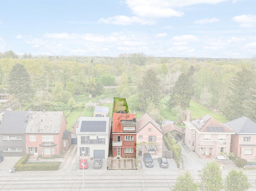 Op zoek naar een ruime woning waar u meteen kunt intrekken? Deze verrassend ruime rijwoning in Mol biedt maar liefst 185 m² woonoppervlakte op een moo