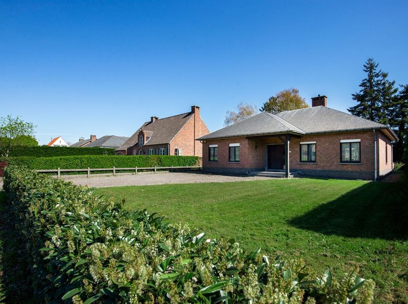 Deze charmante open bebouwing is gelegen aan de Antwerpsesteenweg 32 in Rumst, op een vlot bereikbare locatie vlakbij de E19 richting Antwerpen en Bru