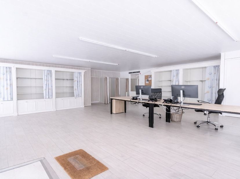 Op zoek naar een centraal gelegen kantoorruimte met uitstekende visibiliteit? Dit hoekpand op een kruispunt midden in Houthulst biedt de perfecte comb