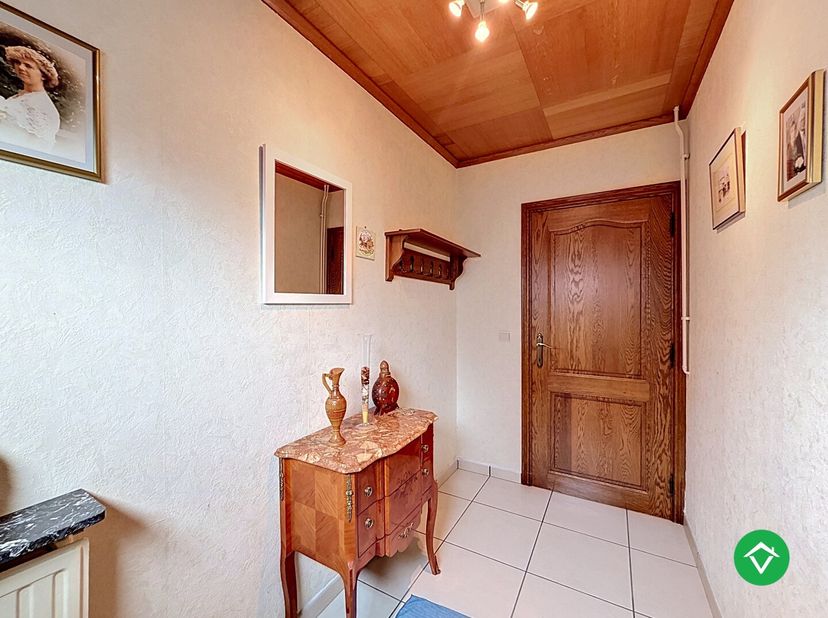 Deze alleenstaande woning is gelegen in een rustige woonwijk kortbij het centrum van Roeselare, de E403 en vele andere faciliteiten. Dit in één doodlo
