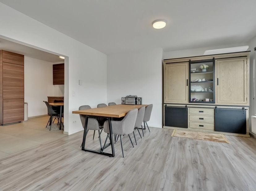 Op een uitstekende locatie langs de Kempische Steenweg 308, op een boogscheut van het centrum van Hasselt, bevindt zich dit instapklare appartement in