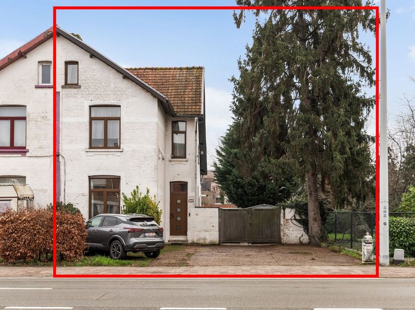 Deze woning bevindt zich op de Frans Beirenslaan in Borsbeek, een belangrijke en handige verbindingsweg naar omliggende gemeenten. In de nabijheid van
