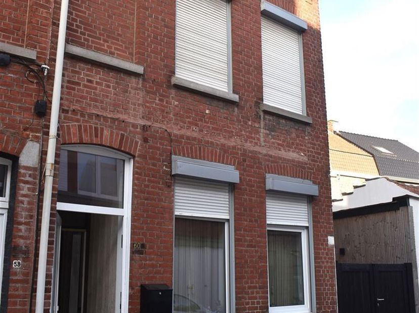 Centraal gelegen halfopen woning met voorplaats, living, ingerichte keuken, berging afzonderlijk toilet, kelder, 2 slaapkamers, ingerichte badkamer me
