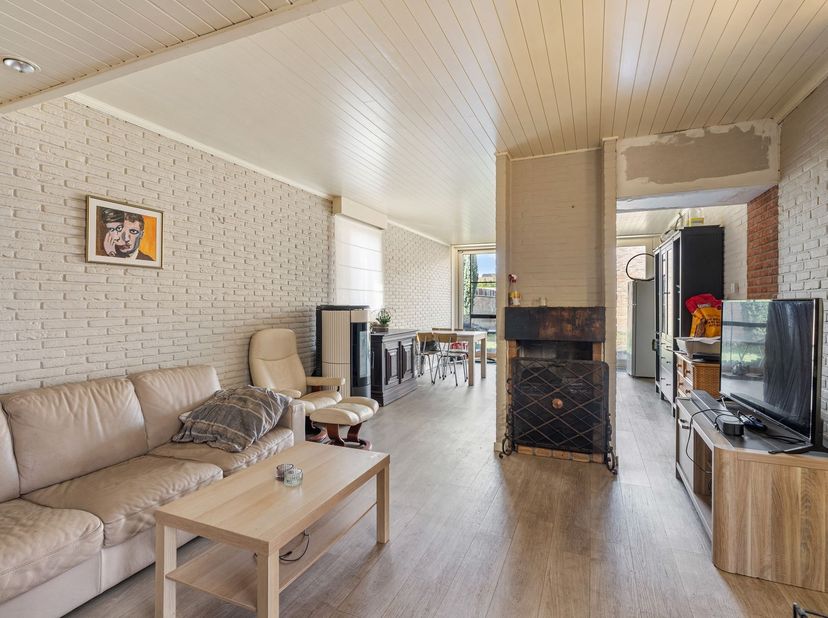 Ruime open bebouwing met magazijn <br />
<br />
Bent u op zoek naar een woning met veel potentieel én extra ruimte voor opslag of zelfstandige activ