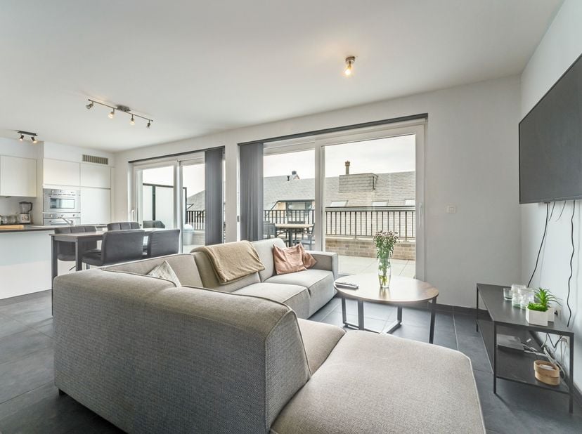 In de 10de-Linie-Regimentstraat, in het hartje van Kortemark bevindt zich dit gezellig 1-slaapkamer appartement.&amp;nbsp;<br />
De indeling gaat als volg