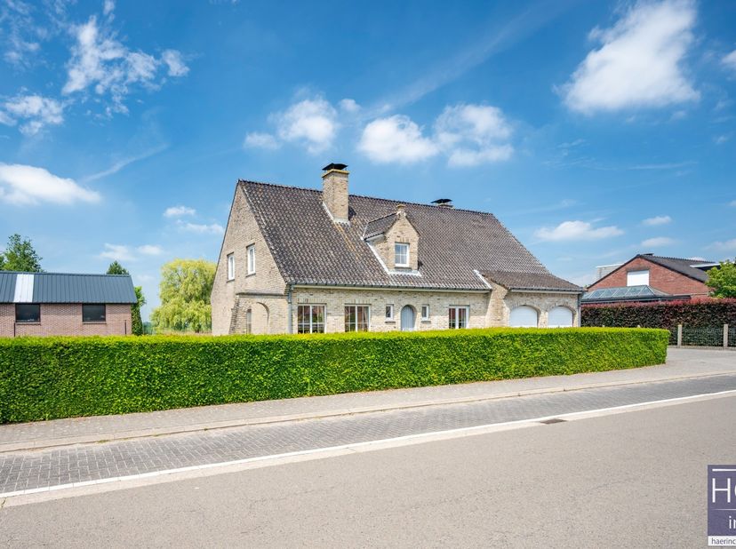 De ligging<br />
Deze alleenstaande villa is rustig gelegen in een residentiële omgeving, doch op amper 5 min. rijden van het centrum van Kruishoutem