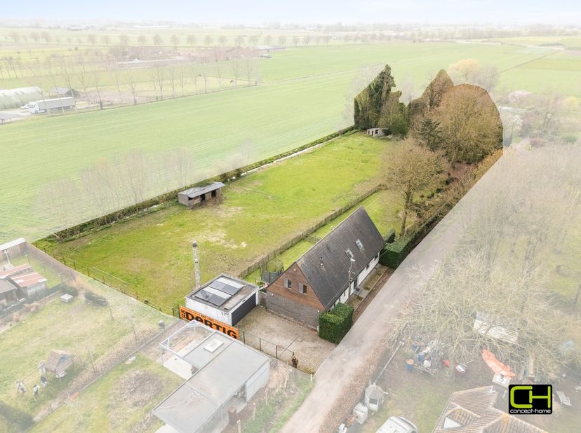 Bent u op zoek naar ruimte, rust en groen? Deze prachtige woning in het landelijke Lievegem biedt het allemaal. Gelegen op een riant perceel van 4.949