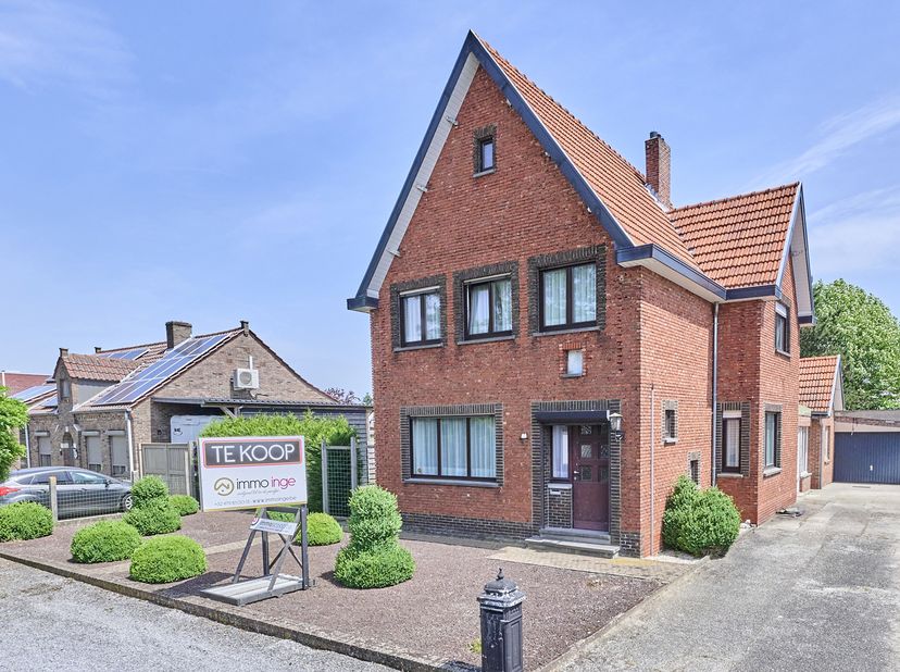 Bent u op zoek naar een woning die u volledig naar eigen smaak kunt renoveren? Dan is deze karaktervolle gezinswoning uit 1957 beslist een bezoek waar
