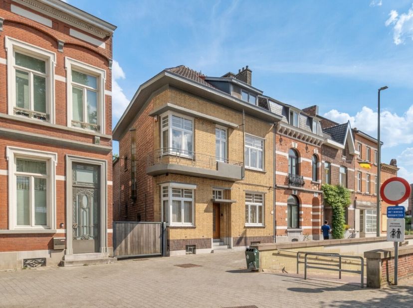 Karaktervolle woning met vijf volwaardige slaapkamers, gezellige tuin en privatieve garage, gelegen aan de kleine ring van Hasselt-centrum.Voor meer i