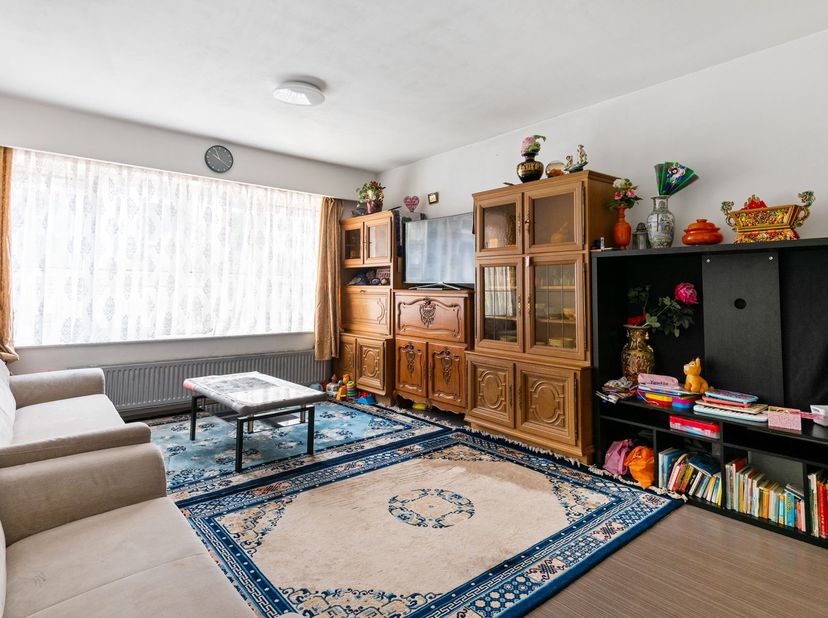 Ligging: Dit appartement geniet van een centrale ligging in Antwerpen, nabij het Stuivenbergpark en het Sint-Jansplein. In de directe omgeving vindt u