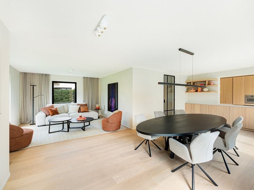 Charmante alleenstaande, gerenoveerde woning op een perceel van 966 m², rustig gelegen in een residentiële omgeving aan de rand van Knokke. Indeling: