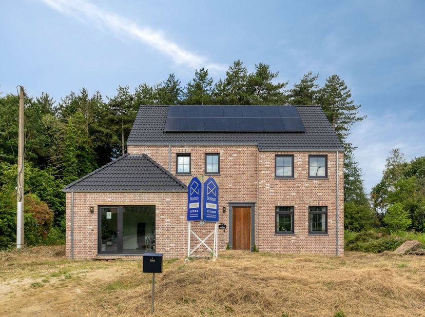 Nieuwbouwwoning op een perceel van 15a 89ca te koop in Tessenderlo<br />
<br />
Op de Hommelbeek, een rustige straat nabij het centrum van Tessenderlo