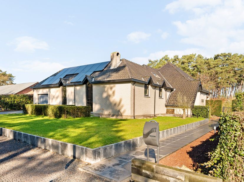 Cherchez-vous une propriété qui évolue avec vos ambitions? Cette villa spacieuse offre non seulement un foyer chaleureux pour votre famille, mais disp
