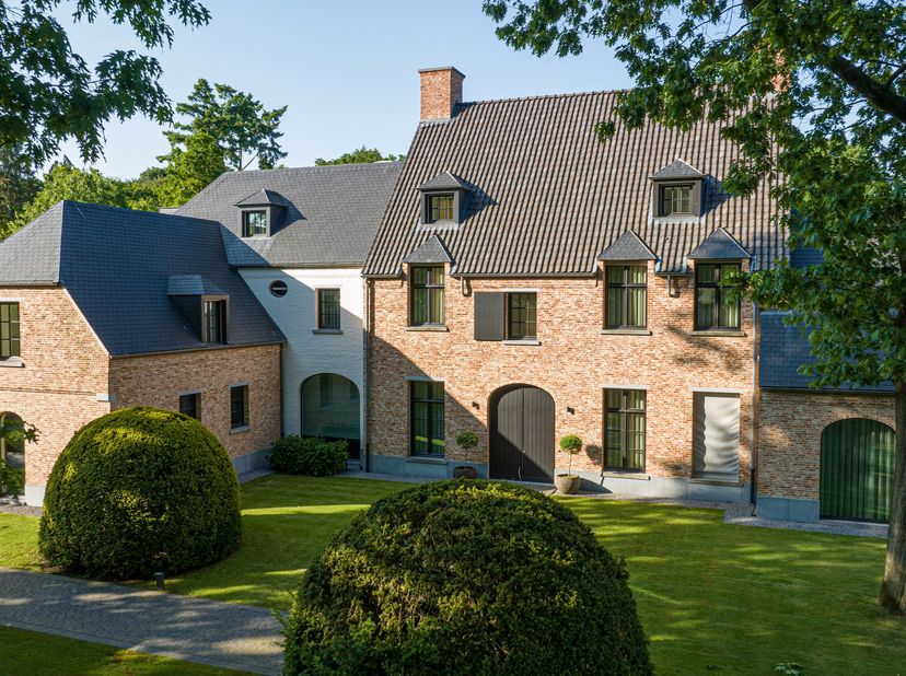 Magnifieke topklasse villa op een perceel van 8.042 m² gelegen in de meest unieke en begeerde laan van het residentiële Oud-Turnhout. De villa heeft e
