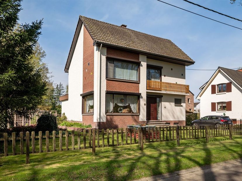 Charmante vrijstaande woning met gunstig EPC<br />
Ligging:<br />
Gelegen in een rustige, residentiële wijk in Genk, met een vlotte verbinding naar Ha