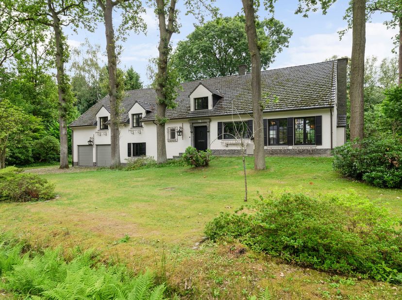 Verscholen in een rustige, residentiële omgeving bevindt zich deze karaktervolle split-levelvilla op een prachtig perceel. De woning combineert een wa