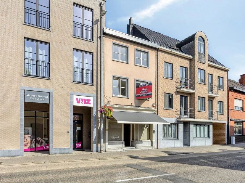 Deze ruime handelswoning combineert comfort, ruimte en een centrale ligging. U geniet hier van alle voorzieningen binnen handbereik zoals winkels, hor