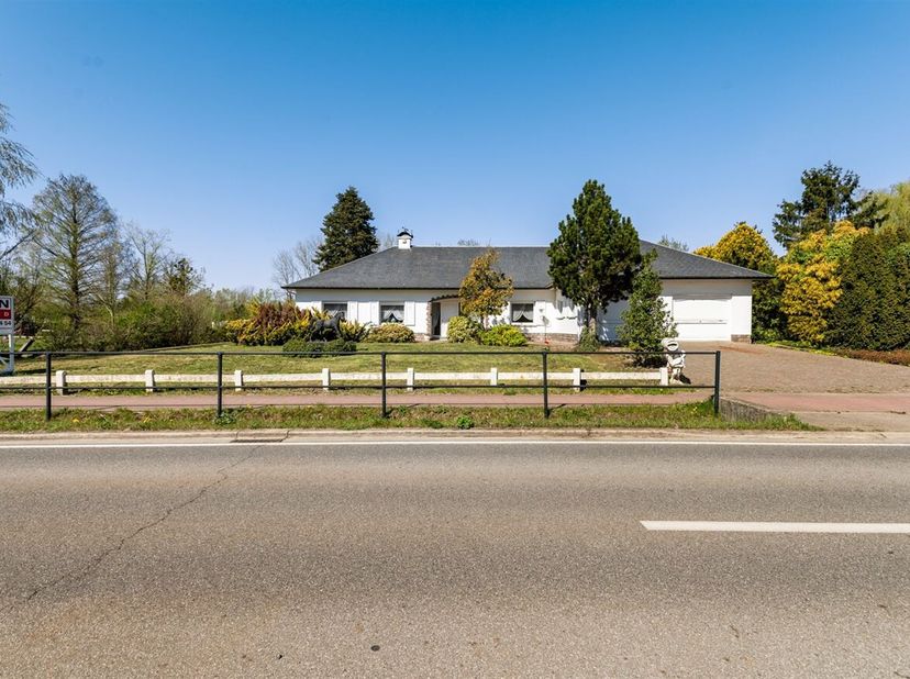 Karakteristieke woning met paardenstallen op uitzonderlijk perceel in Hersel<br />
Bij binnenkomst komt u terecht in een ruime inkomhal die toegang ge