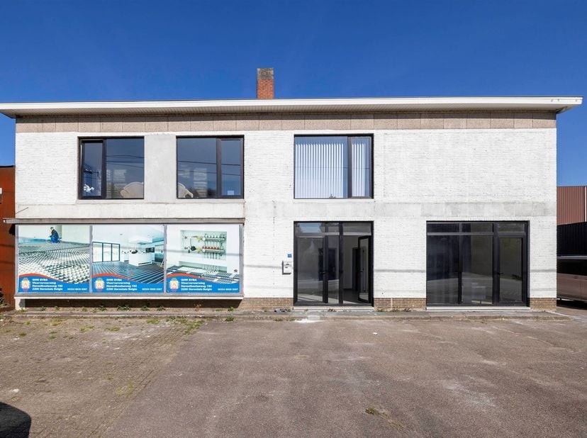 Magazijn (circa 520 m²) met woonst op commerciële TOPlocatie<br />
Ligging: Commercieel zeer goed gelegen aan industriegebeid "Klein Gent" op een zic