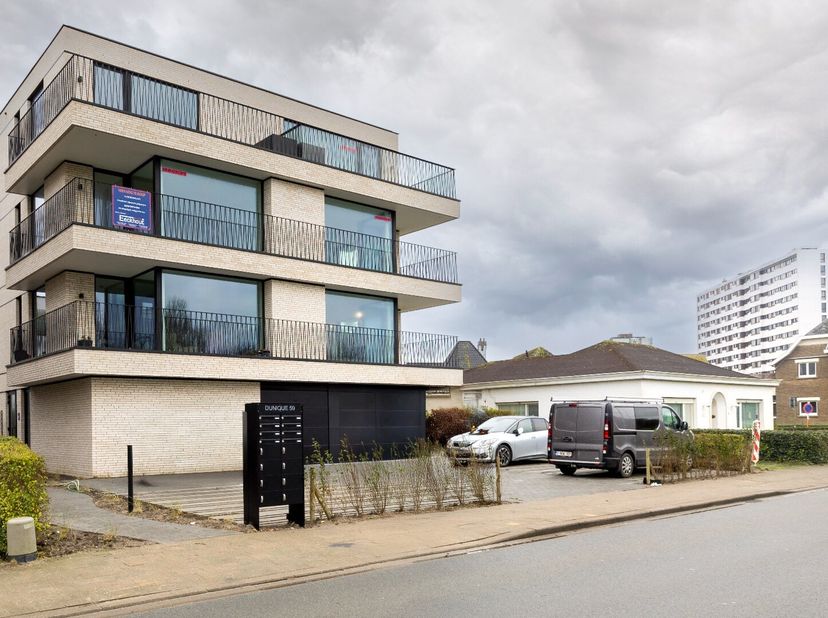 Appartement met hoogstaande afwerking op een topligging vlakbij de zee!<br />
Omschrijving:<br />
inkomhal, berging, afzonderlijk toilet, badkamer met