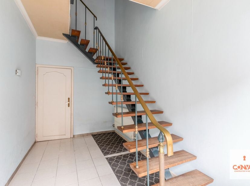 Deze&amp;nbsp;interessante opbrengsteigendom&amp;nbsp;omvat twee ruime appartementen op een leuke, centrale locatie te Gentbrugge.<br />
<br />
Via de inkomha