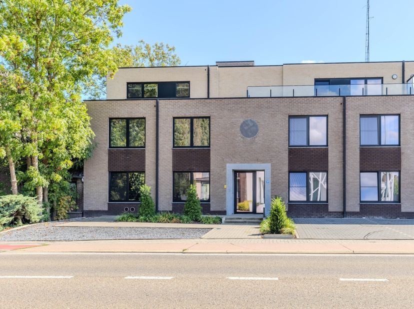 Stijlvol gelijkvloers 2-slaapkamerappartement met 2 badkamers, ruim terras en stadstuin in Lanaken.<br />
<br />
Op zoek naar een stijlvol en instapkl