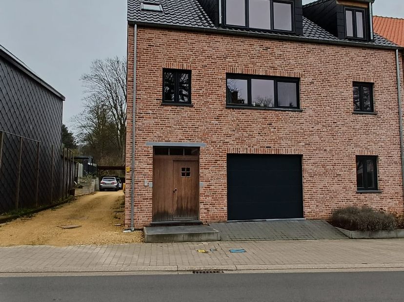 Dit appartement (2020) is gelegen in de Schansstraat nabij het centrum van Zelem en dicht bij het route wandelnetwerk Vallei van de Zwarte Beek. Centr