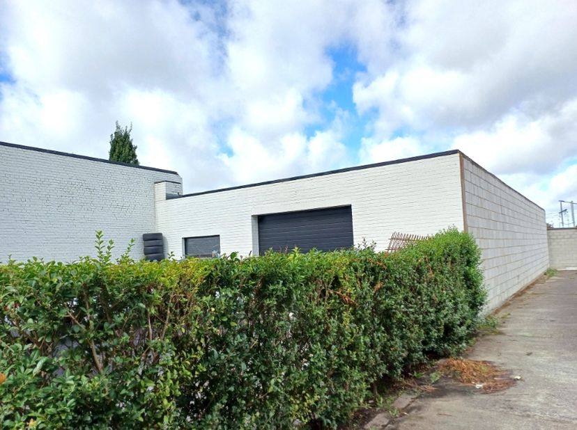 Bent u op zoek naar een multifunctioneel magazijn van 200 m²?<br />
Dan vindt u dit bij deze eigendom, bestaande uit een instapklare woning en een mag
