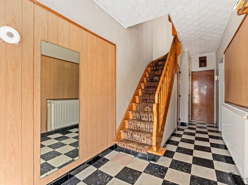 Op te frissen bel-etage met 3 slpk's in Schoten<br />
Bent u op zoek naar een woning die u volledig naar uw eigen smaak kunt moderniseren? Dan is deze